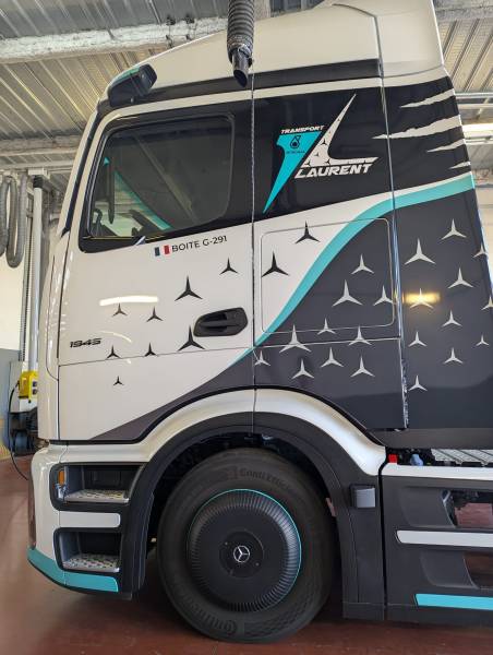 Pose d’adhésif sur Mercedes Actros pour Transport Laurent à Genas