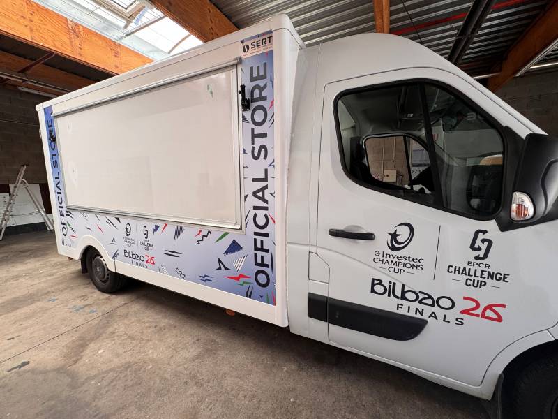Dépose et pose d’adhésif sur 2 camions pour SPOREO – Projet Bilbao 2026