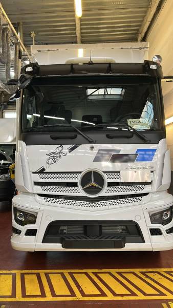 Impression d'adhésif et coupe pour un camion près de Meyzieu
