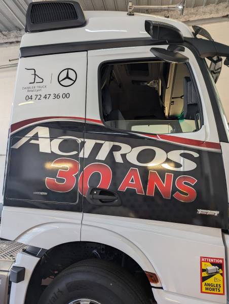 Pose d’adhésif sur Mercedes-Benz Actros Pro Cabine à Genas près de Lyon