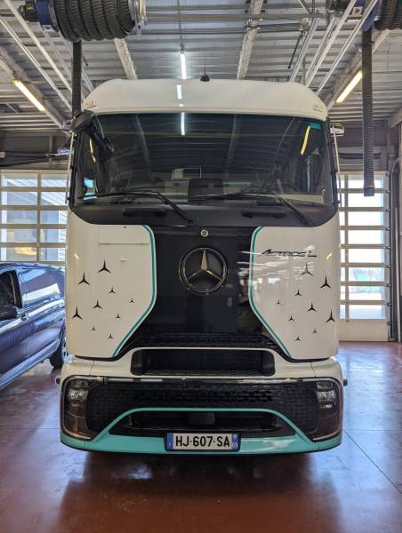 Pose d’adhésif sur Mercedes Actros pour Transport Laurent à Genas