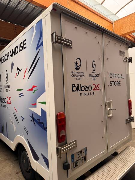 Dépose et pose d’adhésif sur 2 camions pour SPOREO – Projet Bilbao 2026