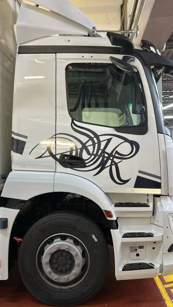 Lettrage adhésif sur camion près de Lyon