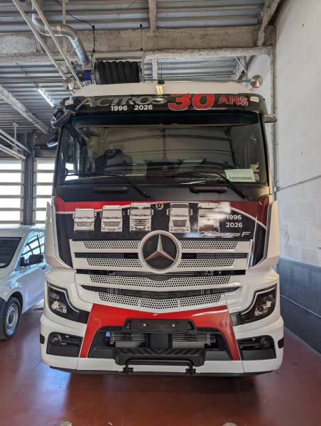Pose d’adhésif sur Mercedes-Benz Actros Pro Cabine à Genas près de Lyon