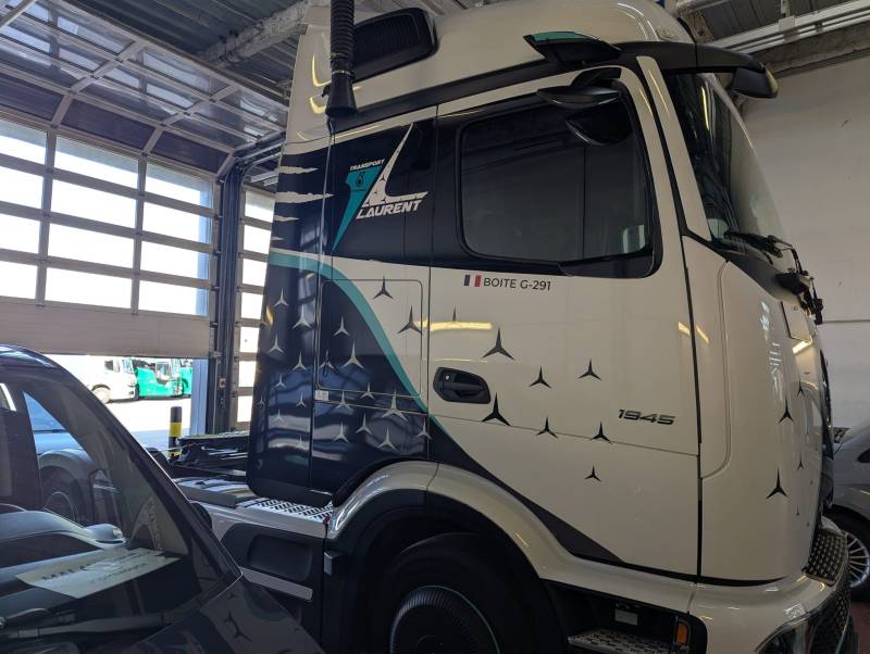 Pose d’adhésif sur Mercedes Actros pour Transport Laurent à Genas