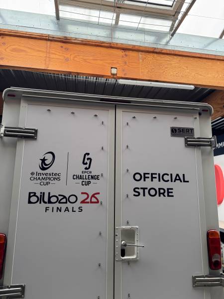 Dépose et pose d’adhésif sur 2 camions pour SPOREO – Projet Bilbao 2026