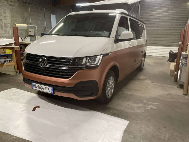 Pose d'un adhésif coulé sur Van