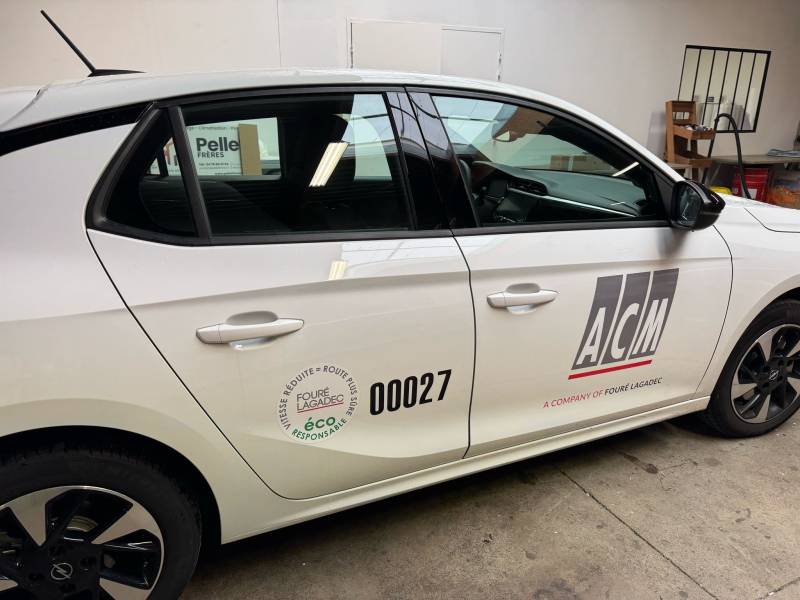 Transformez vos véhicules en véritables supports publicitaires avec notre lettrage adhésif à Meyzieu, près de Lyon !